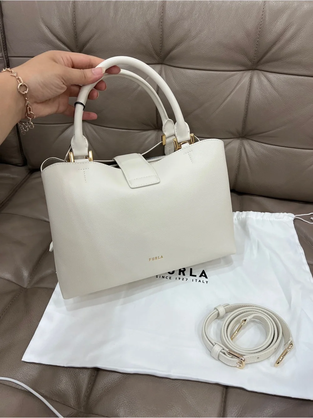 Furla Cometa M Tote – Sample Collection